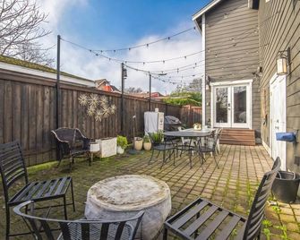 Spacious Family Retreat Media Room & Patio - Seattle - Patio