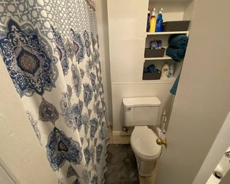 Blue#2: Cozy, private Midtown studio - Omaha