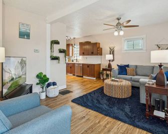 Lakefront Retreat - Serene escape on Lake Erie! Amazing Views! Lorain OH - Lorain - Sala de estar