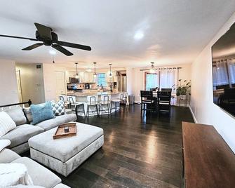 Casey's Place: Private Pool & Chef's Kitchen - Webster - Sala de estar