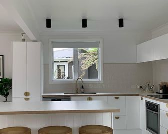 The Little White Bach - Martinborough - Kitchen