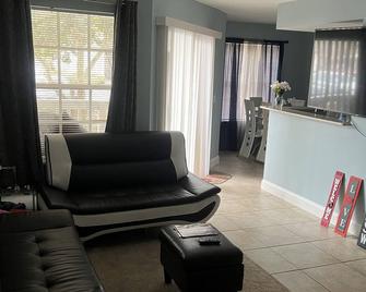 Welcome to relaxation in my home cozy condo (pet-Friendly!) - Orlando - Living room