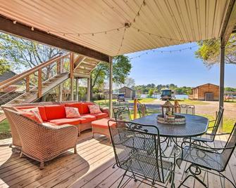 Dock Access and Rooftop Deck Cabin on Lake Conroe - Willis - Patio