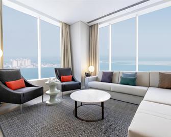 Aleph Doha Residences, Curio Collection by Hilton - דוחה - סלון