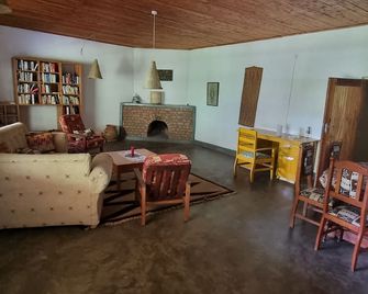 Mutolere Coffee Pot Guest Houses - Kisoro - Living room