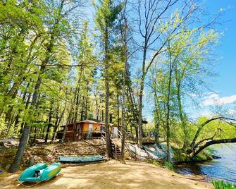 Private Lakefront - fall colors! fish, hike, near state park, fire-pit, kayak - Arkdale - Vista del exterior