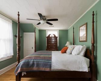 Area 52 Apartment - Walking Distance from Fountain Park - Rock Hill - Bedroom