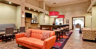 Hampton Inn and Suites by Hilton Red Deer - Red Deer - Recepción