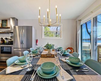 Lakefront with boat dock, Game room, kayak and fishing, close to Kalahari - Pocono Summit - Comedor