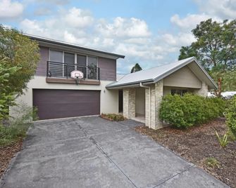 Angophora At The Vintage Walk To Bimbadg - Rothbury - Budova