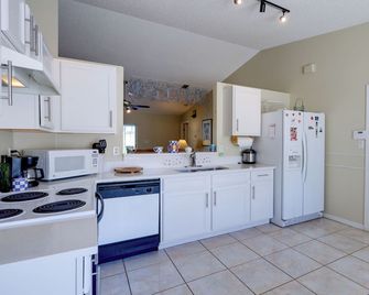 Bright Titusville Retreat With Lanai - Wfh Friendly! - Titusville - Kitchen