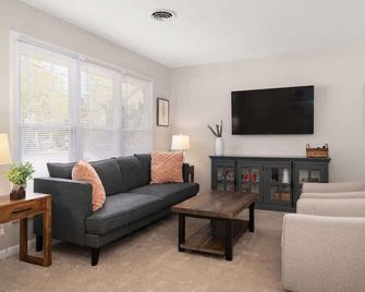 Salisbury Cottage - Salisbury - Living room