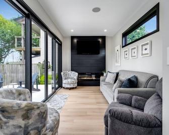 Wild Goose Landing- Located near local wineries and breweries - Kingsville - Living room