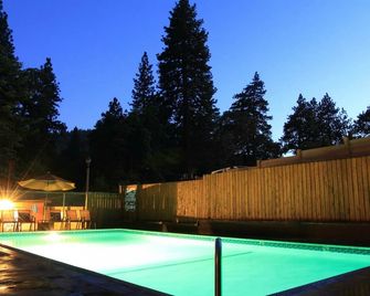 Sleepy Hollow Cabins & Hotel - Crestline - Piscina