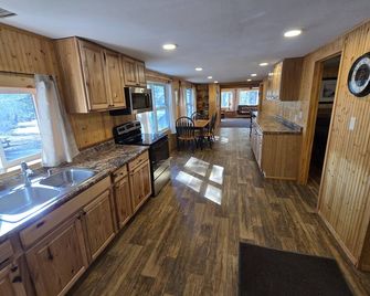 Somo River Home - Fire Pit, Dog Friendly, W&D, Kayaks, Canoe - Tomahawk - Kitchen