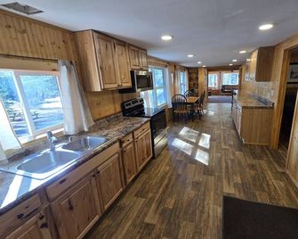 Somo River Home - Fire Pit, Dog Friendly, W&D, Kayaks, Canoe - Tomahawk - Kuchyň