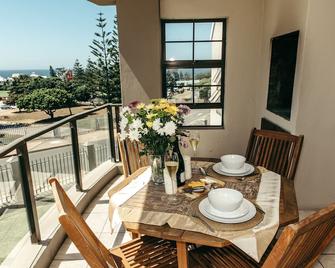 2-Bedroom Apartment within 1km of The Point Beach - Mossel Bay - Comedor