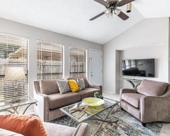 Frisco Elegance Retreat - Frisco - Living room
