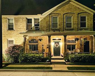 Be Still & Know, Downtown Port - Port Washington - Edificio