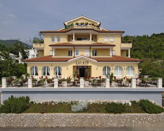 هوتل لوراس (يُعرف سابقًا باسم هوتل فيلا كابيتانوفيتش) - ليبيرنيا - أوباتيا - مبنى