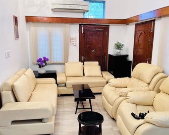 Aha Luxury Stay - 3bhk Villa in Central Udaipur - Udaipur - Living room