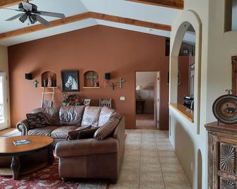 Luxury Estate Main House, Santa Fe Walls & Kiva Fireplace, Close to Town - Вікенберг - Вітальня