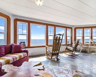 Ocean/Beach Front, Huge Yard, Sunset View - Old Saybrook - Living room