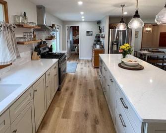 Riverview House: 13 miles to Niagara Falls and 12 miles to Buffalo - Tonawanda - Kitchen