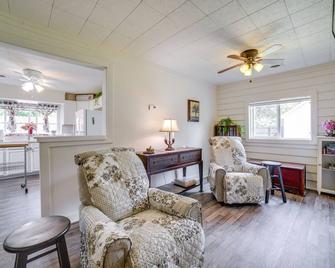 Private Plainfield Retreat with Gas Grill and Patio - Plainfield - Living room