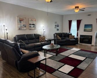 Classic and Beautiful 3 BR home in Carthage, TN. Great for work or Play! - Carthage - Living room