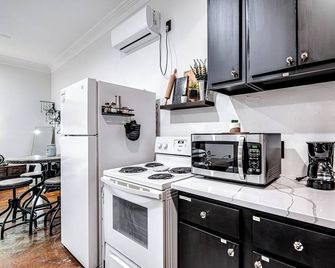 Old Town Rodeo Studio. Free parking. Walk to entertainment and restaurants. - Burleson - Cocina