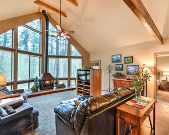 Relax Fireside! Peaceful Forest Haven in Prescott - Prescott - Living room