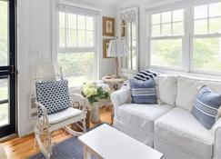 The Cottages At Cabot Cove - Kennebunkport - Living room