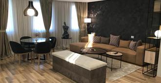 Hotel Deluxe - Tirana - Living room