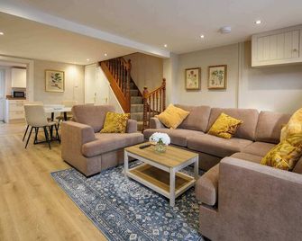 Bay Tree Cottage Rhondda Valley By Staystaycations - Porth - Living room