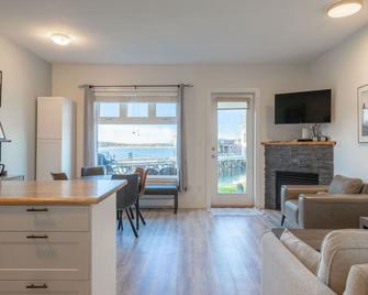 High Tide - Waterfront bachelor - Tofino - Living room