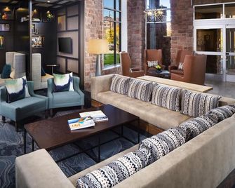 Arches Nearby! Next to North Window, Free Breakfast, Pool, Gym, Parking! - Moab - Lounge