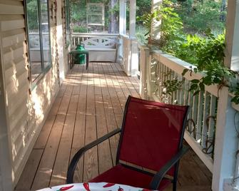 Private scenic Ozark Mountain retreat near beautiful Current River; sleeps 10! - Van Buren - Balcony