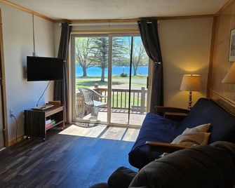 Lake Getaway: Beach + Aquapark! Boats, Sups, Playground, Lawn Games - Cottage 7b - Little Lake - Living room