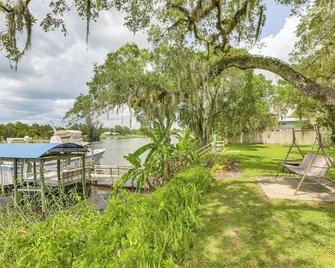 Boat Lift & Private Dock: Riverfront Labelle Gem - LaBelle - Binnenhof
