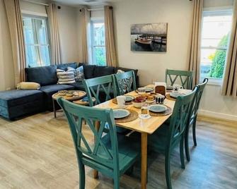 Seashell Bungalow - 3 Bed - Bath - Beach House - Stamford - Dining room