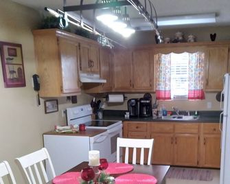 Cozy Cabin Located in gated resort near Lake Cumberland. Pool & boat ramp onsite - Burnside - Kitchen