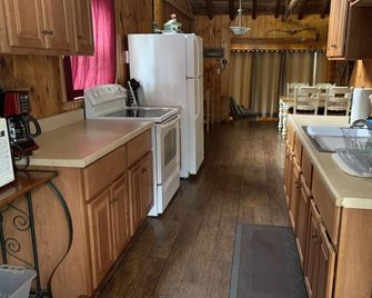 River front Cabin on the South Branch of the AuSable River - Roscommon - Cocina