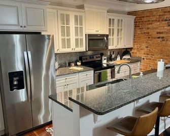 Downtown Luxury Condo with Main Street Balconies! - Dublin - Cucina