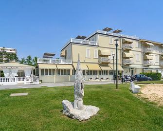 Hotel Coluccini - Marina Di Pietrasanta - Building