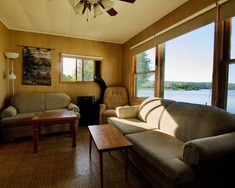 3 bedrooms Cozy Cabin on Westport Ontario, Family and pet friendly ! - Westport - Sala de estar
