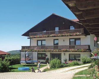 Große 100m2-ferienwohnung im Dachgeschoss für 6 Personen - Grainet - Edificio