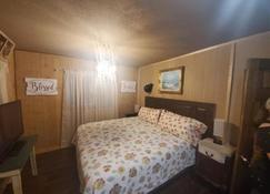 Enchanted Hideaway Cabins and Cottages - Ruidoso - Bedroom
