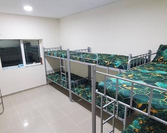 Homely Hostel - Spacious and clean bedspace in prime location on Al Wahda Street - Szardża