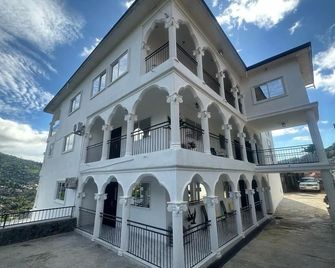 2 Bed Apartment Sleeps 4 - Jacuzzi Parking Wifi - Freetown - Building